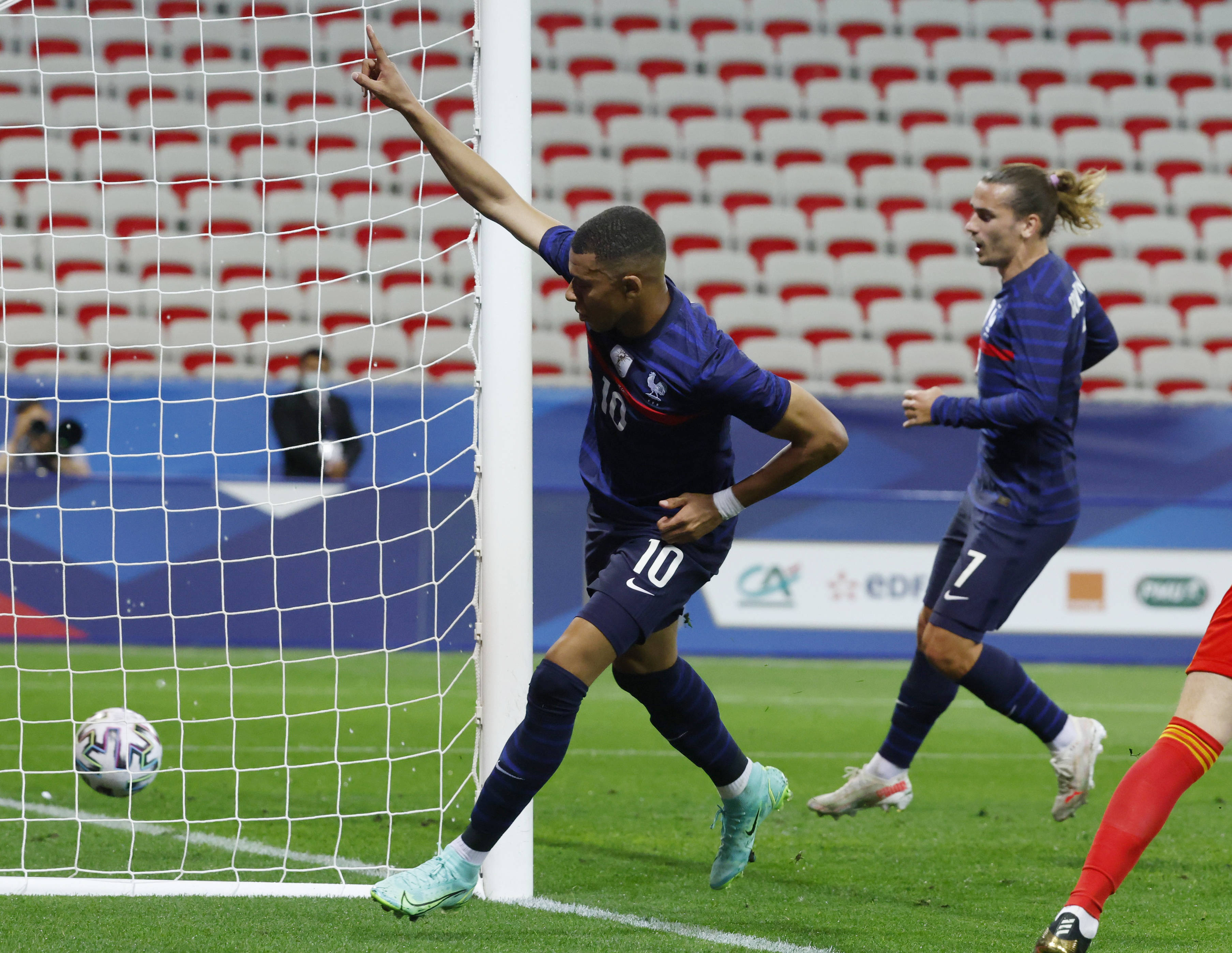 关于Rookie在法国队比赛中关键助攻,突破纪录引发热议!的信息 关于Rookie在法国队比赛中关键助攻,突破纪录引发热议!的信息